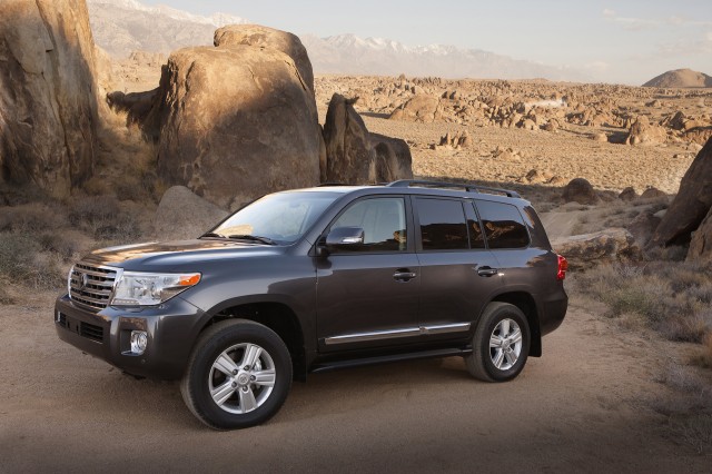 2015 Toyota Land Cruiser. Photo credits: http://www.thecarconnection.com/overview/toyota_land-cruiser_2015